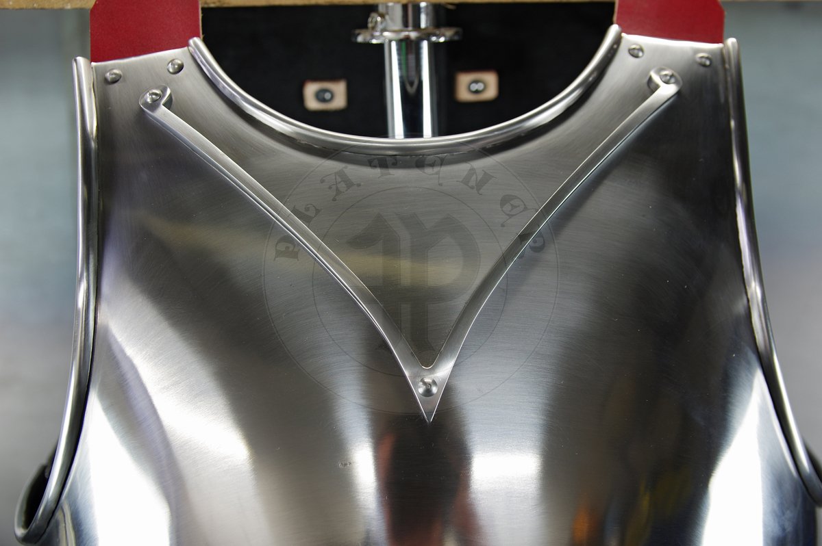 Cuirass with separate skirt in downward lapping lames construction. Backplates hinged at breastplate sides - so called reredors construction. Made of medium carbon steel of various thickness: breastplate 2 mm, backplates 1,5 mm, skirt 1,2 mm. Forged V-shaped stop rib to deflect the points of weapons away from the neck. Heat hardened and tempered up to 42 HRC. Handmade steel buckles in set./ Kirys biay z osobnym fartuchem pytowym. Naplecznik dwuczciowy przymocowany na zawiasach po bokach napiernika. Kirys wykonany ze stali redniowglowej o rnej gruboci: napiernik 2 mm, naplecznik 1,5 mm, fartuch pytowy 1,2 mm. Kuta w ksztacie V ochrona szyi. Hartowany i odpuszczany do 42 HRC. Rcznie wykonane stalowe sprzczki w zestawie.
